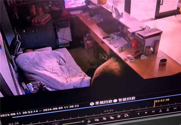 男子凌晨睜眼床邊站了一頭熊 逃跑不忘拿手機 網友:情緒穩定(圖2) 男子凌晨睜眼床邊站了一頭熊 逃跑不忘拿手機 網友:情緒穩定