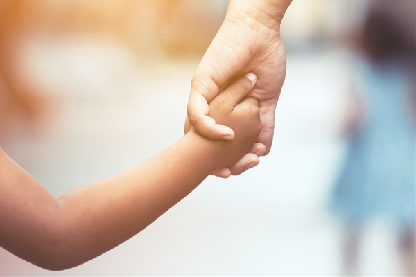 10歲105斤的女兒生病要爸爸抱:父親壓力不小(圖1) 10歲105斤的女兒生病要爸爸抱:父親壓力不小