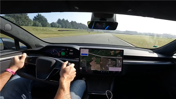 極速直追中國高鐵！碳陶瓷剎車套件特斯拉Model S Plaid打破單圈紀(jì)錄