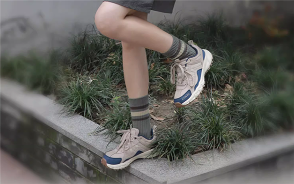 門店吊牌價989元:駱駝盤龍徒步鞋179元1.8折狂促(圖1) 門店吊牌價989元:駱駝盤龍徒步鞋179元1.8折狂促