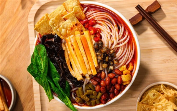 螺螄粉有官方英文名了:網(wǎng)友直呼沒想到 官方釋疑為何要直譯(圖1) 專家:別讓增臭劑搞臭了螺螄粉行業(yè)