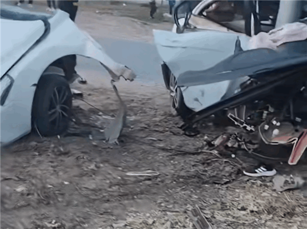 小轎車行駛中撞向路牌桿 車身瞬間斷成兩截(圖1) 小轎車行駛中撞向路牌桿 車身瞬間斷成兩截