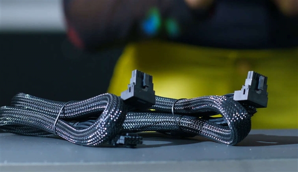 酷冷至尊新電源:2800W能帶四塊RTX4090!1100W不要風(fēng)扇(圖5) 酷冷至尊新電源:2800W能帶四塊RTX4090!1100W不要風(fēng)扇