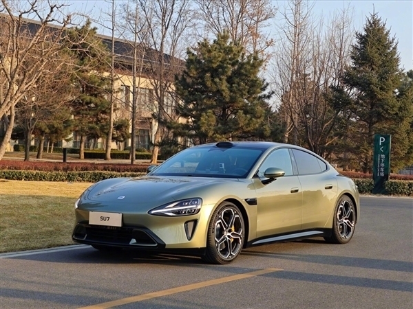 小米汽車SU7內飾全曝光：車機屏還能原廠自帶手機支架