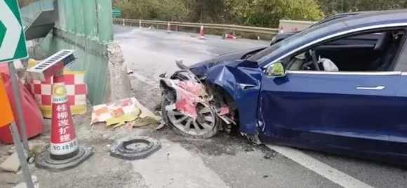 驚險!一特斯拉在泉南高速撞上隔離墩 罪魁禍首竟是“輔助駕駛” 司機太依賴(圖1) 驚險!一特斯拉在泉南高速撞上隔離墩 罪魁禍首竟是“輔助駕駛” 司機太依賴