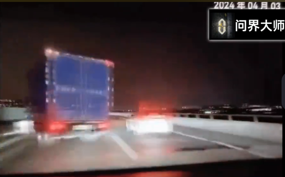 華為智駕再現(xiàn)高速神避讓:問界蛇形走位躲避失控大貨車(圖1) 華為智駕再現(xiàn)高速神避讓:問界蛇形走位躲避失控大貨車