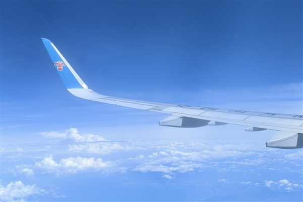 又有旅客向飛機發動機扔硬幣！大媽已被帶走調查