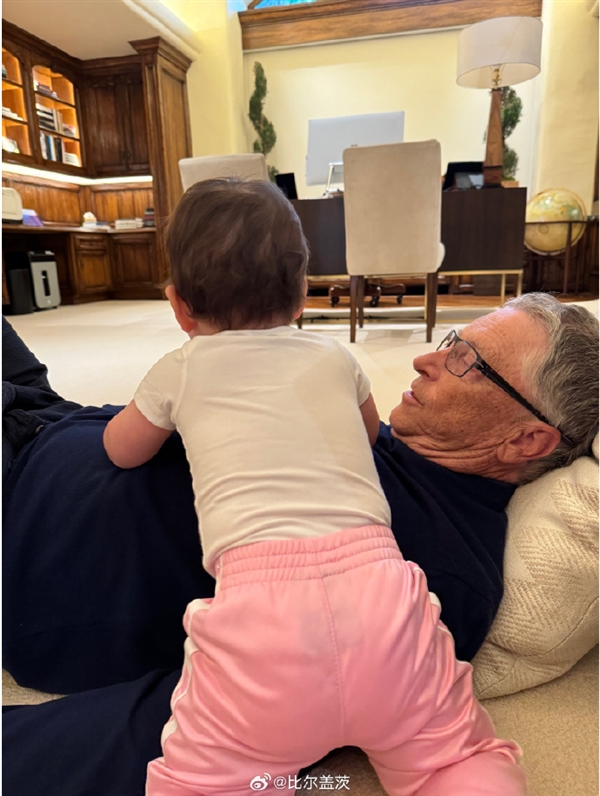 比爾蓋茨曬外孫女溫馨同框：房間碩大氣派