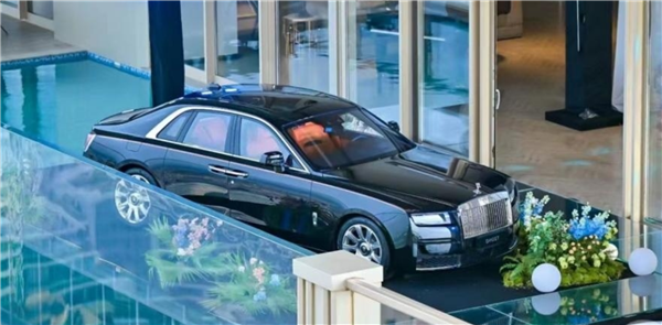 多方回應2.5噸重勞斯萊斯被吊上44樓:安全性沒問題(圖2) 多方回應2.5噸重勞斯萊斯被吊上44樓:安全性沒問題