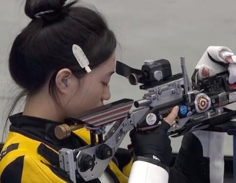 黃雨婷/盛李豪奪得巴黎奧運會金牌 網(wǎng)友:戴最萌的發(fā)卡打最準的槍(圖2) 黃雨婷/盛李豪奪得巴黎奧運會金牌 網(wǎng)友:戴最萌的發(fā)卡打最準的槍