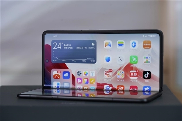 6999元起賣爆!榮耀Magic V3系列打破近一年大折疊屏首銷紀錄(圖1) 6999元起賣爆!榮耀Magic V3系列打破近一年大折疊屏首銷紀錄