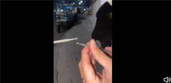 女生誤把電焊條當成仙女棒引圍觀：如果點燃會是最靚的仔