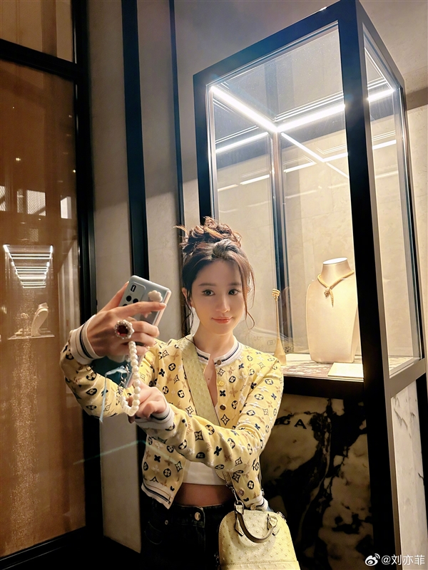 “劉亦菲好愛(ài)這款手機(jī)殼”上熱搜:還在用一代經(jīng)典華為Mate X2(圖1) “劉亦菲好愛(ài)這款手機(jī)殼”上熱搜:還在用一代經(jīng)典華為Mate X2