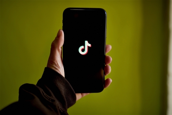 “寒假作業丟巴黎”系擺拍引流 專家:貓一杯涉事MCN可能將被平臺清退(圖1) “寒假作業丟巴黎”系擺拍引流 專家:貓一杯涉事MCN可能將被平臺清退