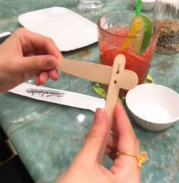 女子第一次見歐洲人的筷子:居然是扁的 這是鑷子吧(圖1) 女子第一次見歐洲人的筷子:居然是扁的 這是鑷子吧