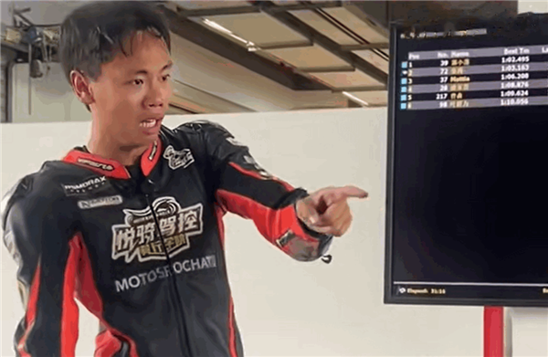 用二手輪胎、借來(lái)的車奪冠!網(wǎng)紅白冰贈(zèng)送郭小蓬一臺(tái)寶馬RR摩托車(圖1) 用二手輪胎、借來(lái)的車奪冠!網(wǎng)紅白冰贈(zèng)送郭小蓬一臺(tái)寶馬RR摩托車