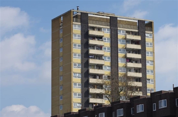 男子發(fā)帖多家青旅拒接“35歲以上中年人” 商家回應(yīng)扎心：網(wǎng)友吵翻了