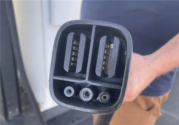 特斯拉1000V高壓充電樁亮相:半小時(shí)充電640公里 更大更粗(圖2) 特斯拉1000V高壓充電樁亮相:半小時(shí)充電640公里 更大更粗