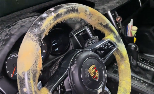 遇梅雨停地庫半月沒開保時捷發霉 車主自嘲：不想要了