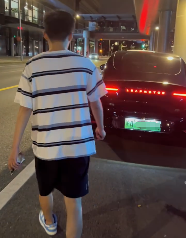 上海勞斯萊斯車主舉報零跑C01違停被吐口水 結局舒適