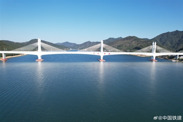 全長約125公里！池黃高鐵開始試運行：途徑九華山、太平湖等景區