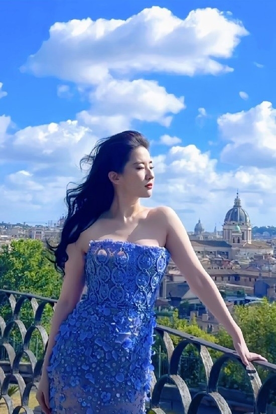 劉亦菲曬新照引網(wǎng)友圍觀:微卷長(zhǎng)發(fā)優(yōu)雅迷人(圖1) 劉亦菲曬新照引網(wǎng)友圍觀:微卷長(zhǎng)發(fā)優(yōu)雅迷人