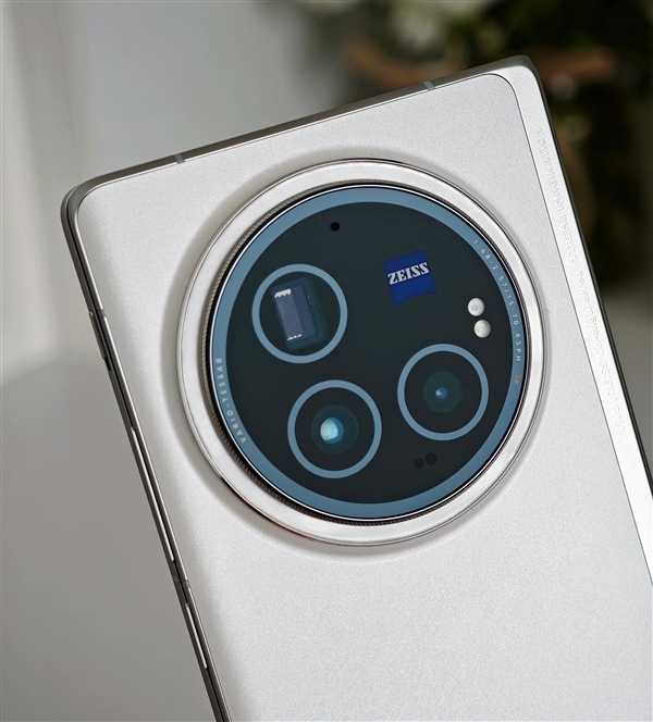 影像無(wú)敵!vivo X100 Ultra外觀渲染圖出爐(圖1) 影像無(wú)敵!vivo X100 Ultra外觀渲染圖出爐