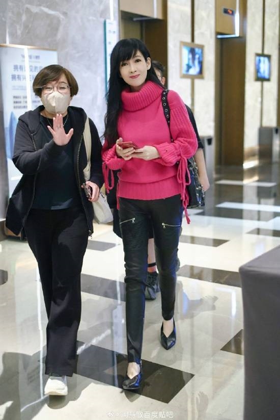 玉女掌門人上熱搜！周慧敏引網友圍觀 56歲保養還跟少女一樣美