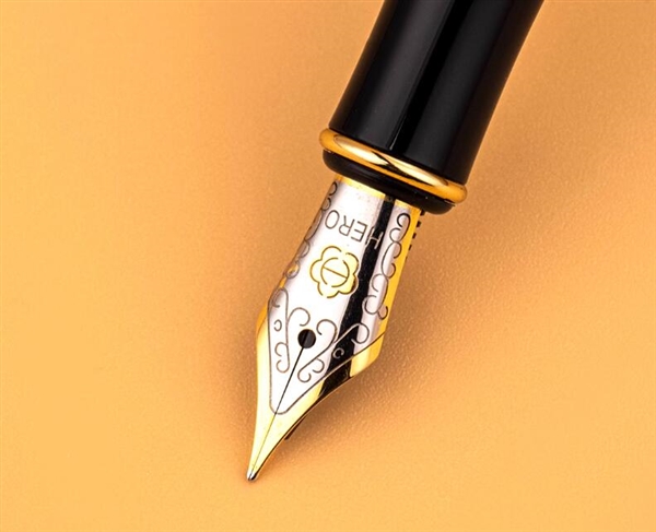 英雄1522鋼筆到手12.9元：金屬筆身 書寫順滑