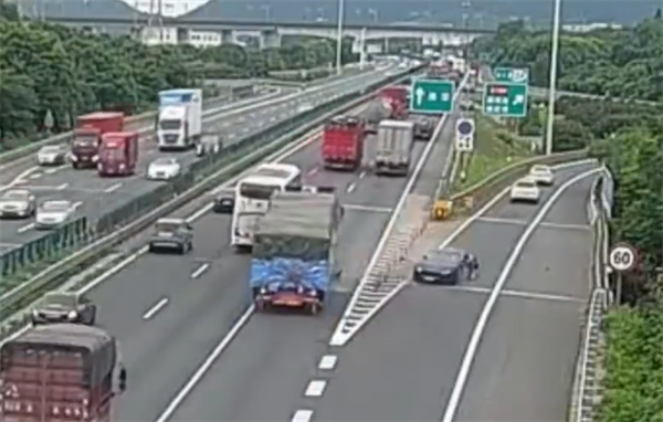 百萬豪車高速任性變道被大車撞飛:扣1分罰200(圖1) 百萬豪車高速任性變道被大車撞飛:扣1分罰200