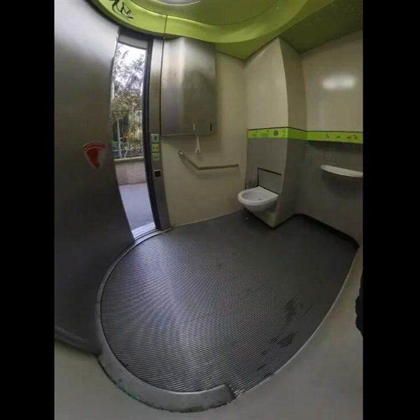 在巴黎被中國的廁所俠救了 網友:出國了還是中國人幫中國人(圖2) 在巴黎被中國的廁所俠救了 網友:出國了還是中國人幫中國人