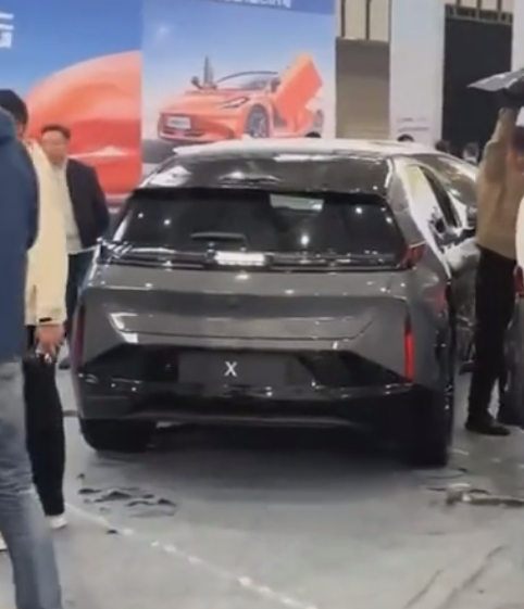 極氪X車展上突然啟動 撞傷5人:官方回應稱未開啟展車模式(圖3) 極氪X車展上突然啟動 撞傷5人:官方回應稱未開啟展車模式