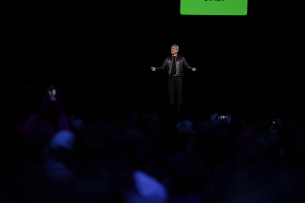 2080億晶體管、1700W功耗!黃仁勛拋出了真正的戰術核彈(圖9) 黃仁勛拋出2700W功耗的真核彈!還有240TB顯存的AI超級計算機