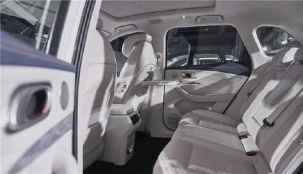 “冰箱彩電”全部上車!哪吒L實車內飾曝光(圖2) “冰箱彩電”全部上車!哪吒L實車內飾曝光