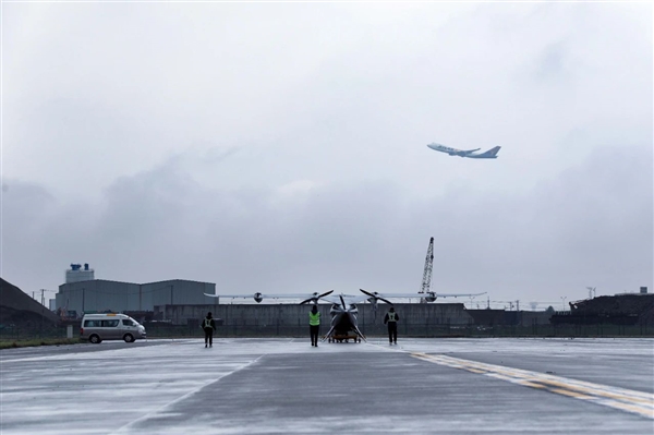 2噸級電動垂直起降!峰飛V2000CG完成特許飛行:10分鐘從市區(qū)到機場(圖2) 2噸級電動垂直起降!峰飛V2000CG完成特許飛行:10分鐘從市區(qū)到機場