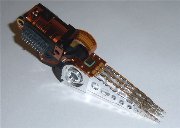 機械硬盤大潰敗:去年出貨量近乎腰斬(圖2) 機械硬盤大潰敗:去年出貨量近乎腰斬